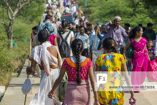 Jain-Pilger auf dem Weg zum Gipfel des Tempelbergs Shatrunjaya  Palitana  Gujarat  Indien