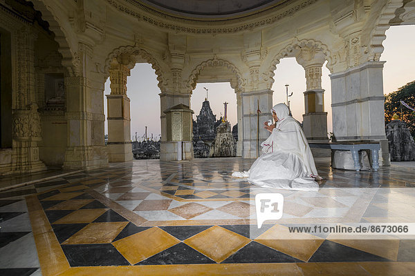 Eine Jain-Nonne meditiert in einem Tempel  an den Tempeln von Palitana  Tempelberg Shatrunjaya  Palitana  Gujarat  Indien