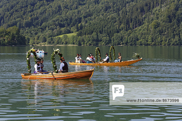 Trachtler in festlich geschmückten Plätten  Holzbooten  Alt-Schlierseer-Kirchtag  Schliersee  Oberbayern  Bayern  Deutschland