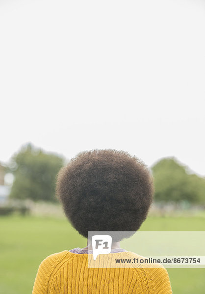 Frau mit Afro stehend im Park