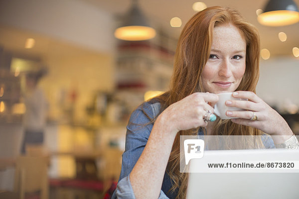 Frau mit Laptop im Café