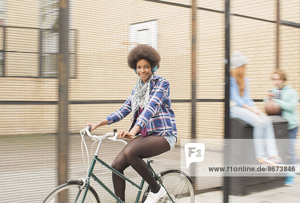 Frau fährt Fahrrad auf der Stadtstraße