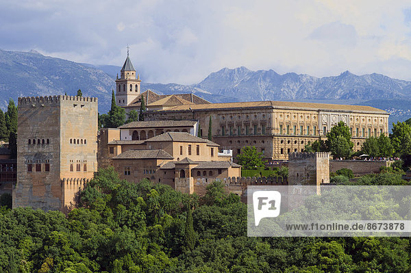 Stadtburg Alhambra auf dem Sabikah-Hügel  UNESCO Weltkulturerbe  Granada  Spanien
