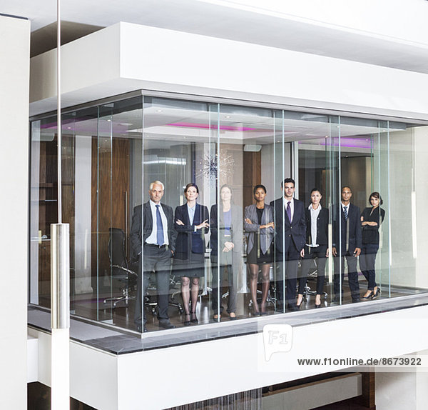 Geschäftsleute stehen am Fenster des modernen Konferenzraumes