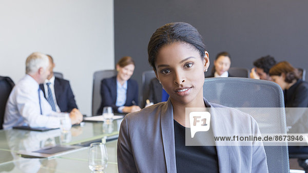 Geschäftsfrau sitzend im Meeting