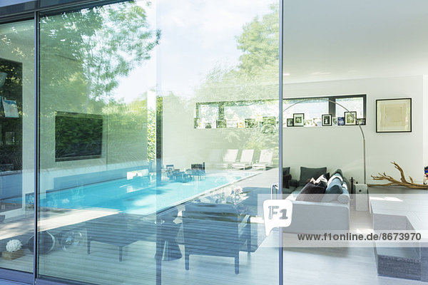 Spiegelung an der Glasscheibe des modernen Hauses