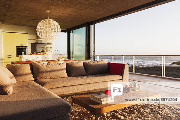 Sofa und Couchtisch im modernen Wohnzimmer mit Meerblick