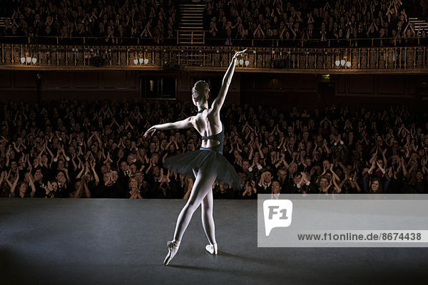 Ballerina auf der Bühne im Theater