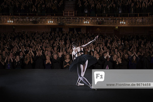 Ballerina beim Verbeugen auf der Bühne im Theater
