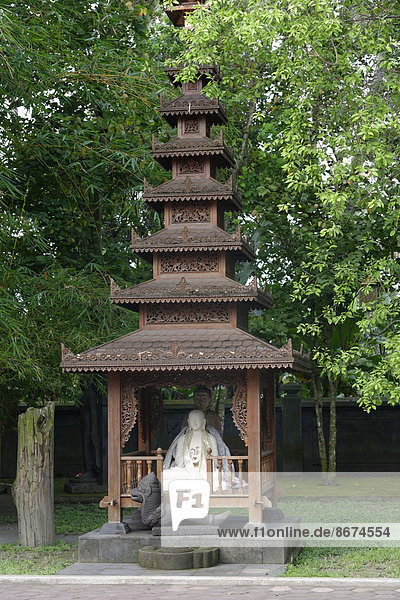 Buddhastatue in Pagode  buddhistisches Kloster Mendut  Mendut  Jawa Tengah  Indonesien