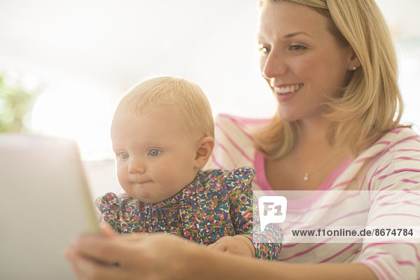 Mutter und kleines Mädchen mit digitalem Tablett