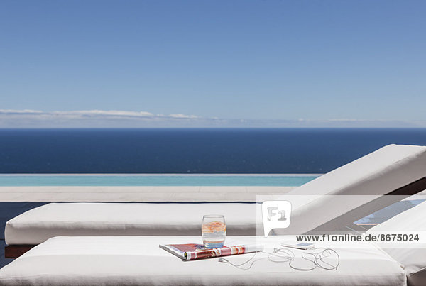 Liegestühle auf dem Balkon mit Blick auf das Meer