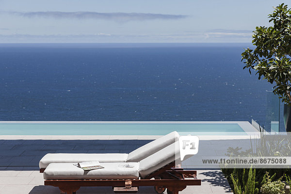 Moderne Terrasse und Infinity-Pool mit Blick auf den Ozean