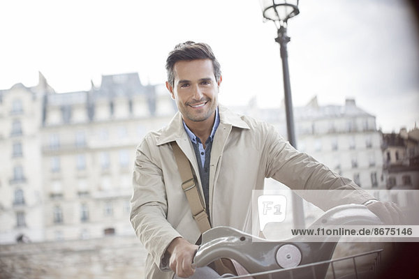 Geschäftsmann auf dem Fahrrad,  Paris,  Frankreich
