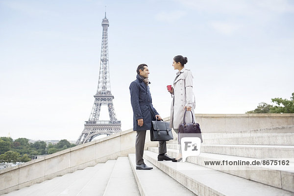 Geschäftsleute beim Eiffelturm  Paris  Frankreich