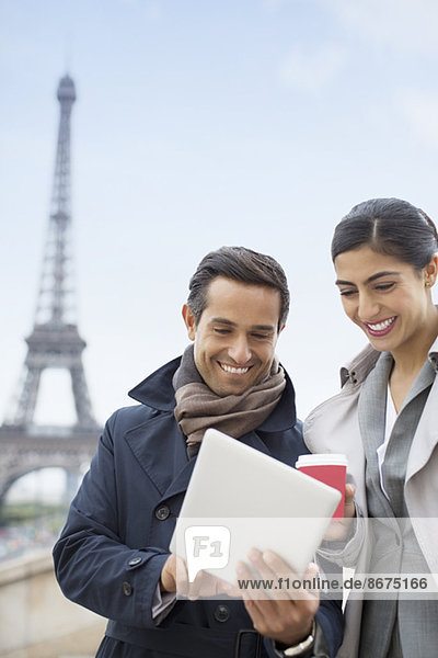 Geschäftsleute mit digitalem Tablett am Eiffelturm  Paris  Frankreich