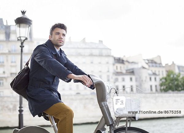Geschäftsmann auf dem Fahrrad entlang der Seine  Paris  Frankreich
