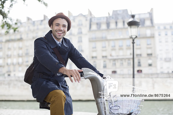 Geschäftsmann auf dem Fahrrad entlang der Seine,  Paris,  Frankreich