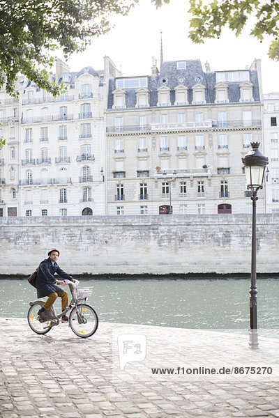 Mann auf dem Fahrrad entlang der Seine  Paris  Frankreich