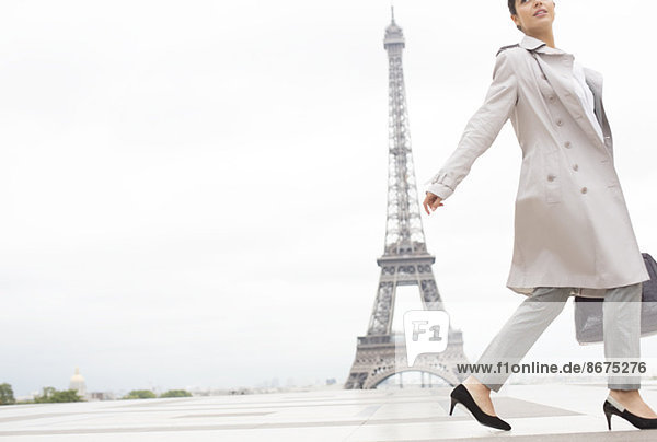 Geschäftsfrau geht am Eiffelturm vorbei  Paris  Frankreich