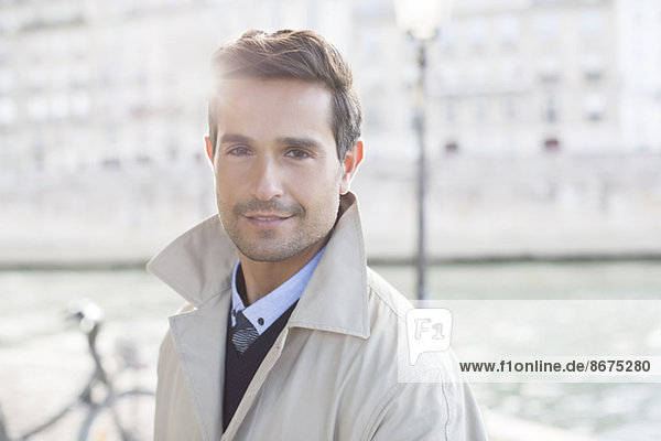 Geschäftsmann lächelnd an der Seine,  Paris,  Frankreich