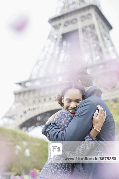 Paarumarmung vor dem Eiffelturm  Paris  Frankreich