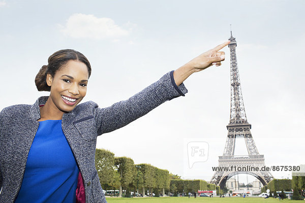 Frau posiert wie zum Anfassen Eiffelturm  Paris  Frankreich