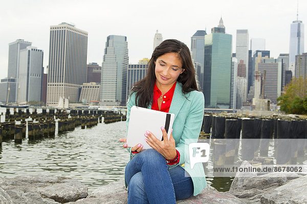 benutzen  Frau  Vereinigte Staaten von Amerika  USA  Ufer  mischen  New York City  Tablet PC  Mixed