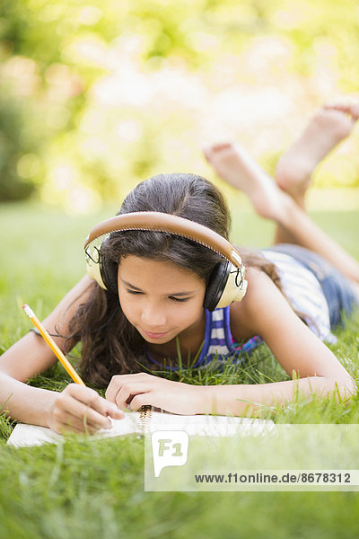 Außenaufnahme  zuhören  Kopfhörer  mischen  Zeichnung  Mädchen  Mixed  freie Natur