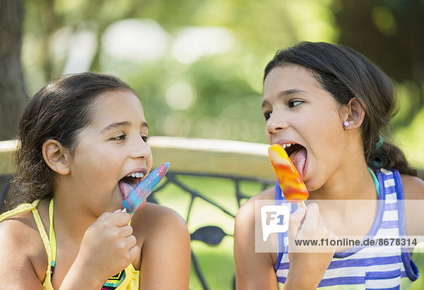 Außenaufnahme  Eis  mischen  Mädchen  essen  essend  isst  Gewürz  Mixed  freie Natur