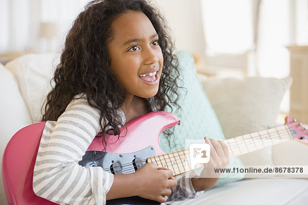 Couch  Spiel  mischen  Gitarre  Elektrische Energie  Mädchen  Mixed
