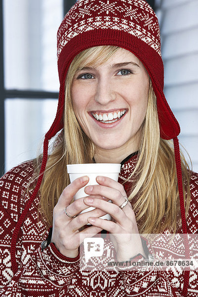 Europäer  Frau  Winter  Tasse  Hut  Kaffee