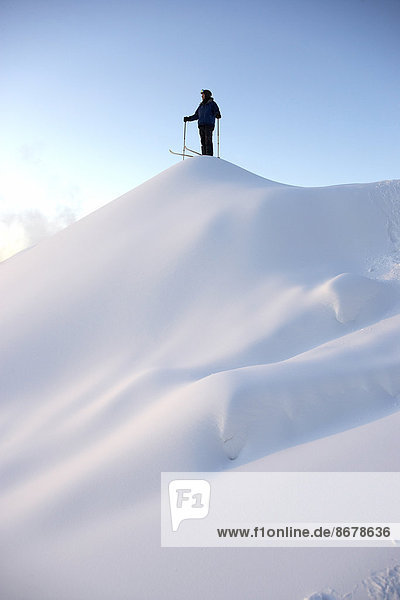 stehend  Europäer  Skifahrer  Schnee  Berggipfel  Gipfel  Spitze  Spitzen