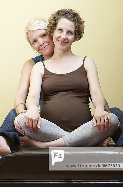 Europäer  lächeln  Schwangerschaft  Homosexuelle Frau  Frauen  Lesbisch  Lesbe  Lesben