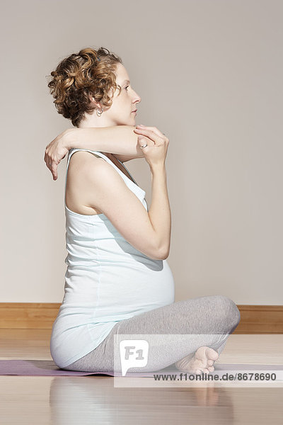 Europäer  Frau  strecken  Schwangerschaft  Yoga  Matte