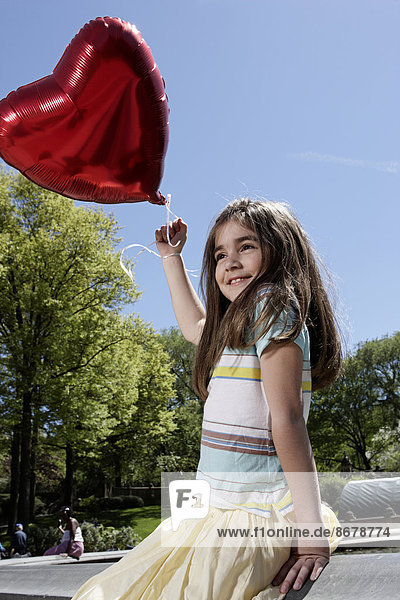 Europäer  Luftballon  Ballon  halten  herzförmig  Herz  Mädchen