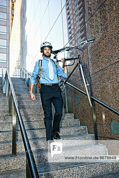 Stufe  Städtisches Motiv  Städtische Motive  Straßenszene  Straßenszene  Europäer  Geschäftsmann  tragen  Fahrrad  Rad
