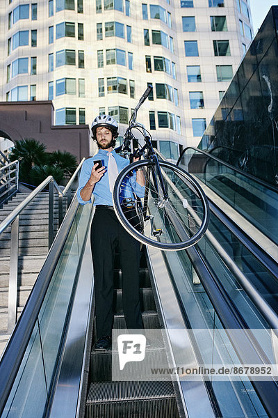 Rolltreppe  Europäer  Geschäftsmann  tragen  Fahrrad  Rad