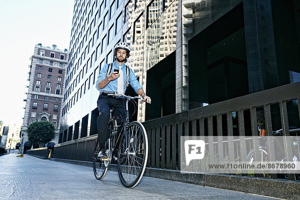 benutzen  Europäer  Geschäftsmann  Telefon  Fahrrad  Rad  Handy