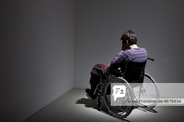 Ecke  Ecken  Europäer  Mann  Enttäuschung  Rollstuhl