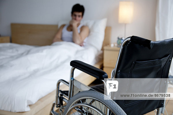 Europäer  Mann  geben  Behinderung  Rollstuhl