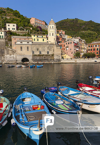 Italien  Ligurien  Cinque Terre  Hafen des Fischerdorfes Vernazza