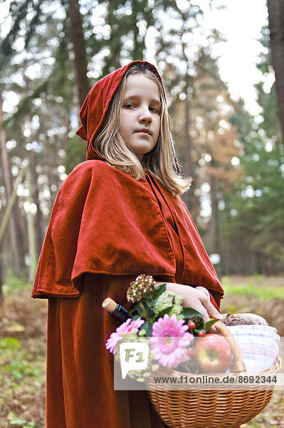 Porträt eines Mädchens  das sich als Rotkäppchen verkleidet hat