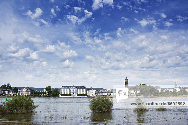 Deutschland  Rheinland-Pfalz  Neuwied  Blick auf Schloss Engers am Rhein