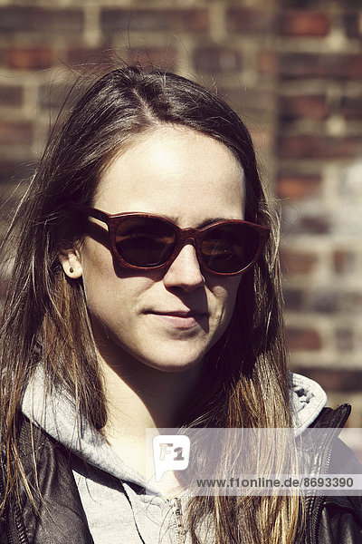 Porträt einer jungen Frau mit Holzsonnenbrille