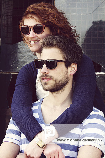 Porträt eines jungen Paares mit Holzsonnenbrille
