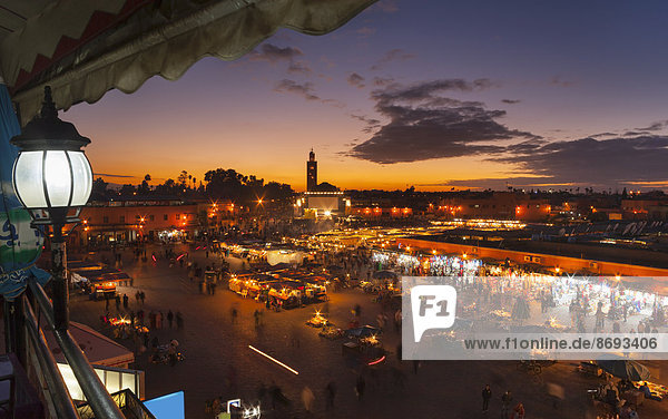 Marokko Marrakesch Blick auf den Djemaa el-Fna Platz in der Dämmerung