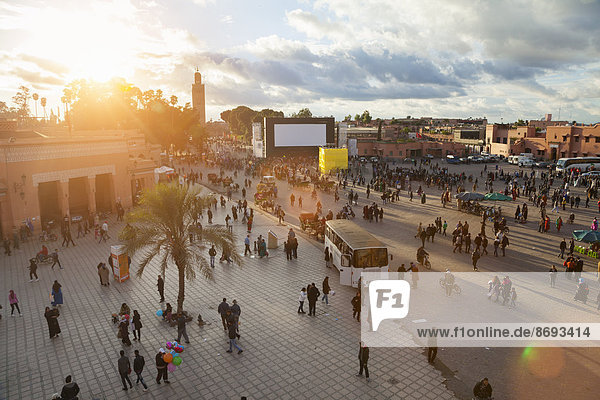 Marokko Marrakesch Blick auf den Djemaa el-Fna Platz bei Sonnenuntergang