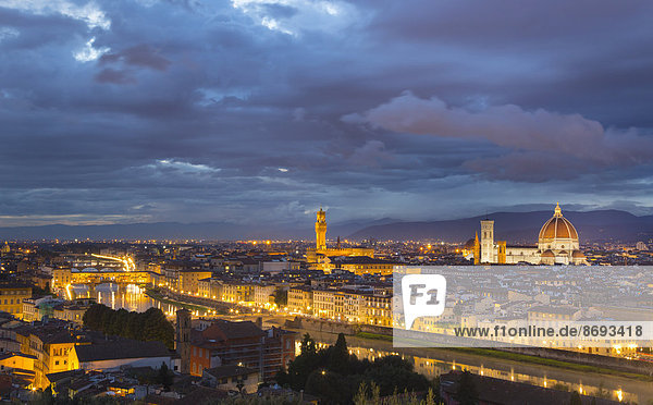 Italien Toskana Florenz Blick auf die Stadt mit Ponte Vecchio und Duomo di Firenze in der Abenddämmerung.