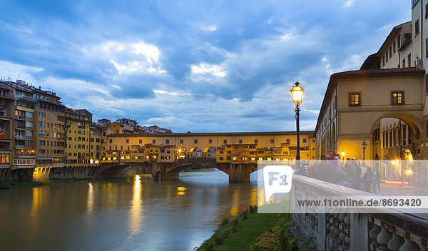 Italien Toskana Florenz Blick auf Arno und Ponte Vecchio